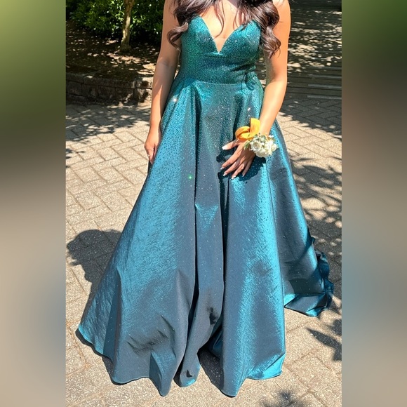 Prom/Grad dress - Picture 1 of 3